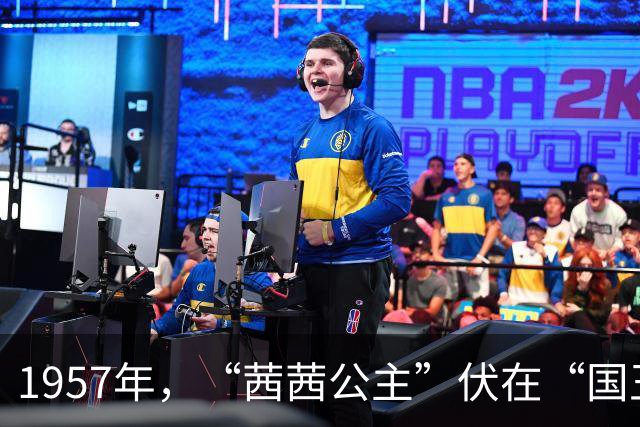 1957年，“茜茜公主”伏在“国王”腿上签名，两人相差10岁有缘无分